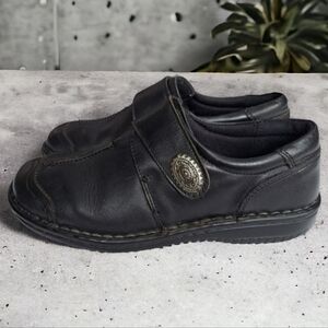Volks Walkers leather womens black shoes, velcro closures. Size US 5.5/6